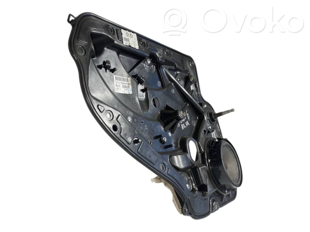 Aizmugurē elektriskais loga pacelšanas mehānisms bez motoriņa