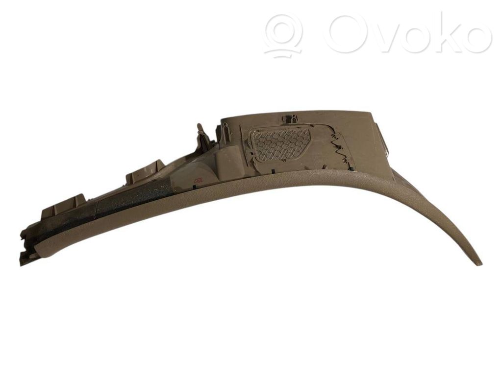 (D) statņa dekoratīvā apdare (apakšdaļa)