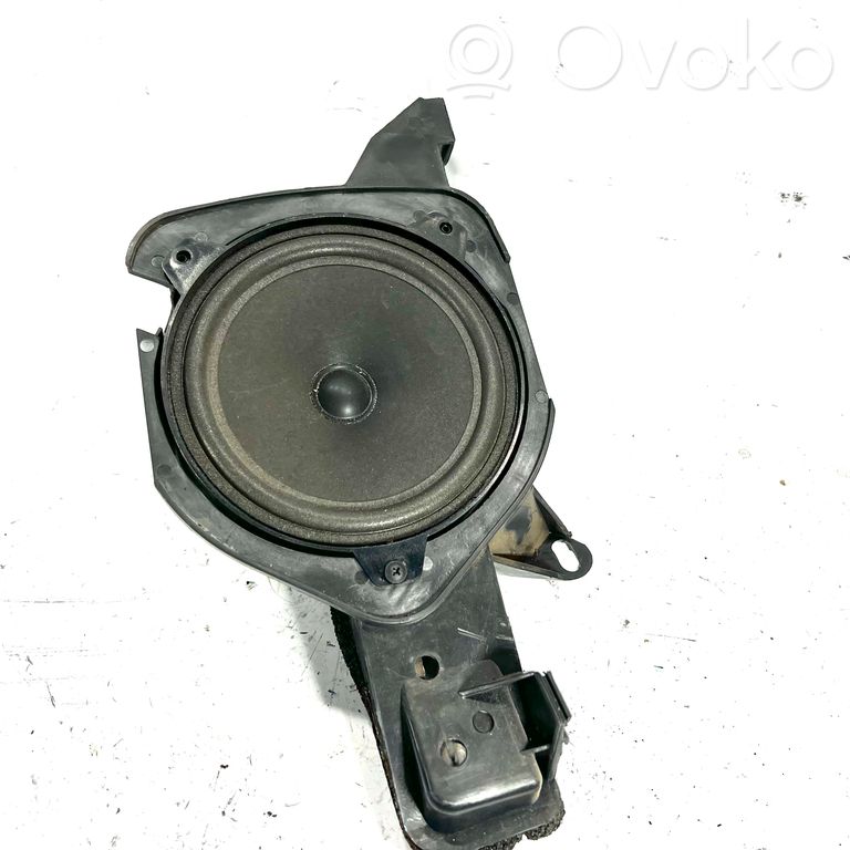 Speaker(s) in the rear window