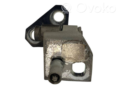 Aizmugurē augšējā vira (eņģe)