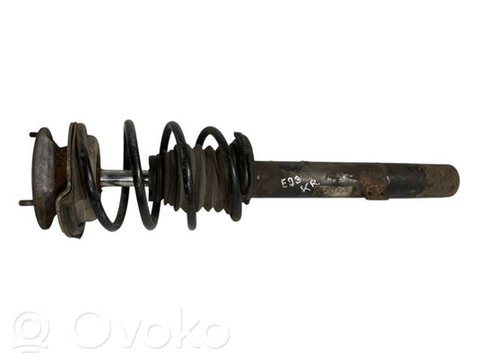 Priekšpusē amortizators ar atsperi