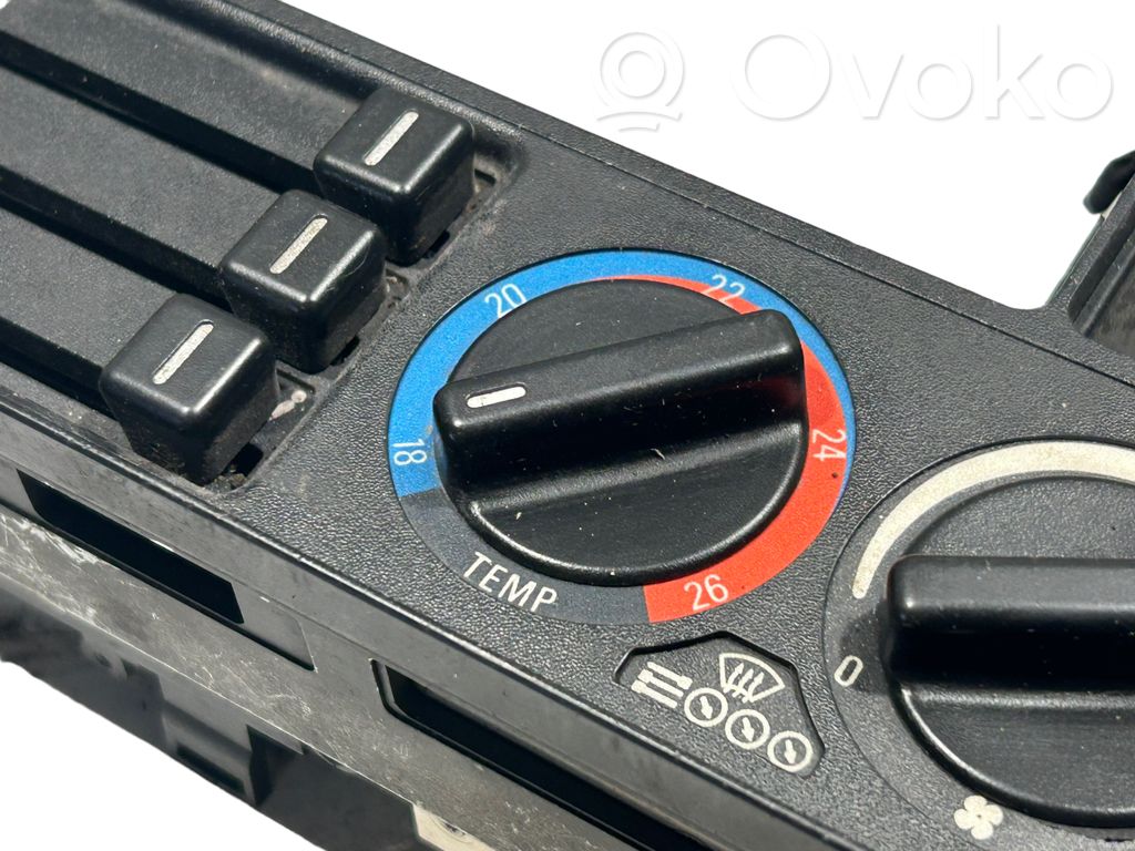 Air conditioning / climate control / interior heating control unit (in the passenger compartment)