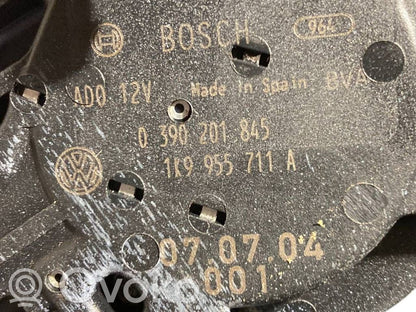 Aizmugurējā loga tīrītāja motoriņš