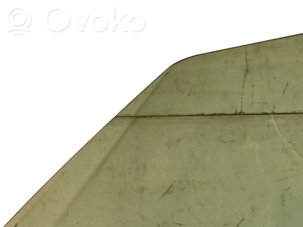 priekšējo durvju stikls (četrdurvju mašīnai)