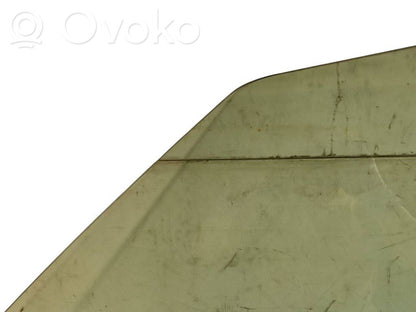 priekšējo durvju stikls (četrdurvju mašīnai)