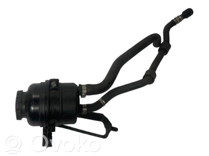 Stūres pastiprinātāja šķidruma tvertne