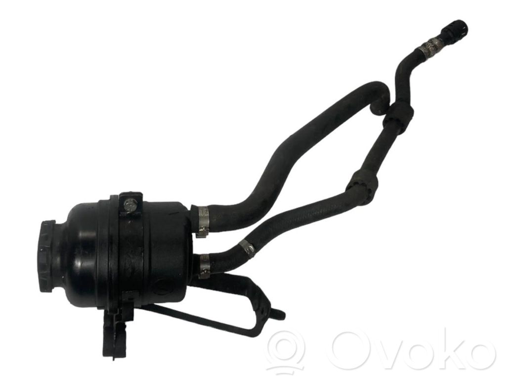 Stūres pastiprinātāja šķidruma tvertne