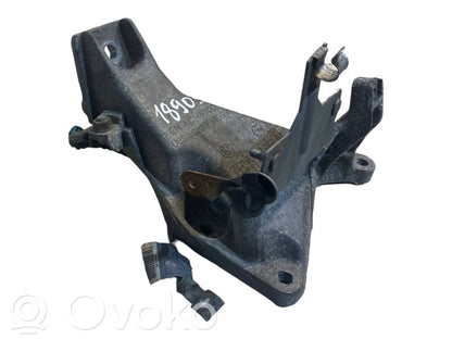 Engine mounting bracket