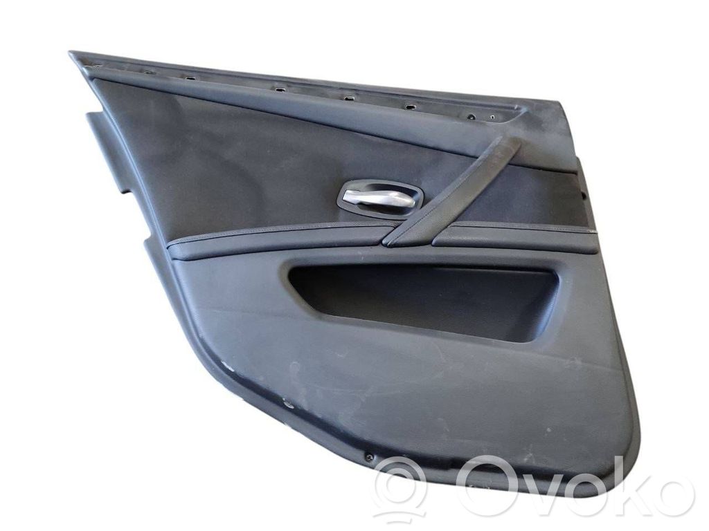 Apšuvums aizmugurējām durvīm