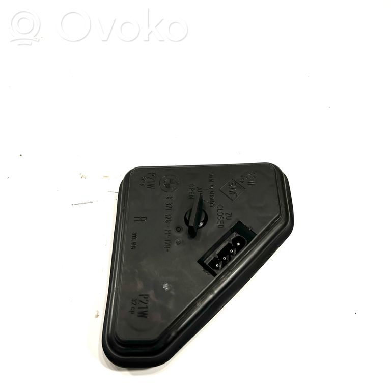 Aizmugures spuldzes vāka turētājs