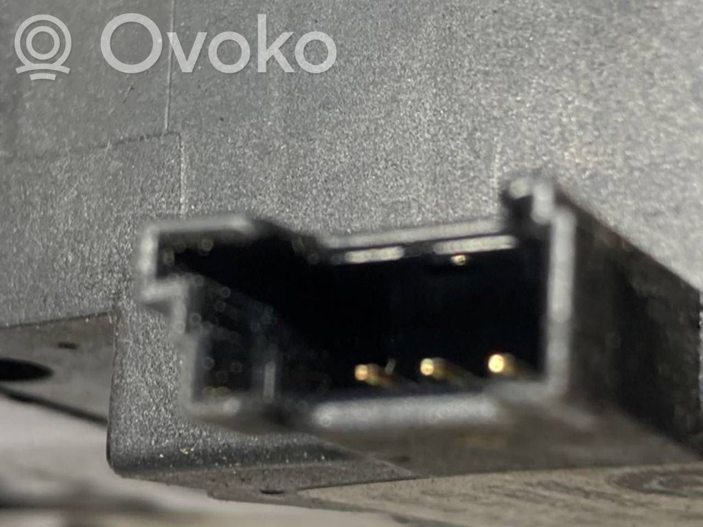 Aizmugurējā pārsega slēdzene