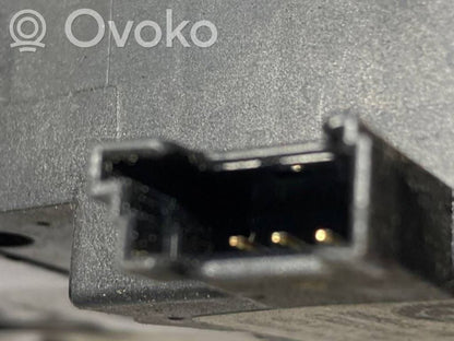 Aizmugurējā pārsega slēdzene