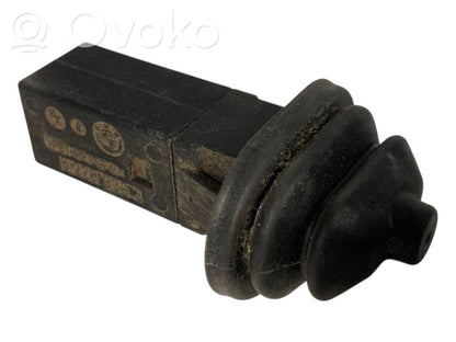 Degvielas tvertnes atvēršanas slēdzis