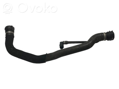 Caurulīte (-es) / šļūtene (-es)