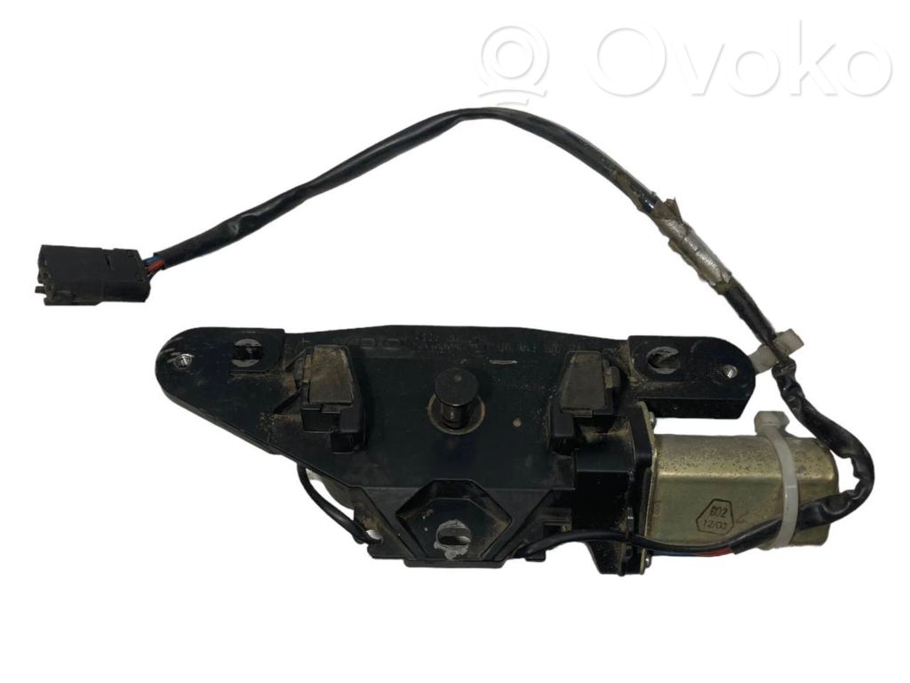 Aizmugurējā pārsega pievilcējs