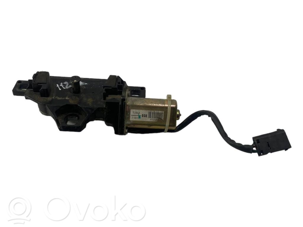 Aizmugurējā pārsega slēdzene