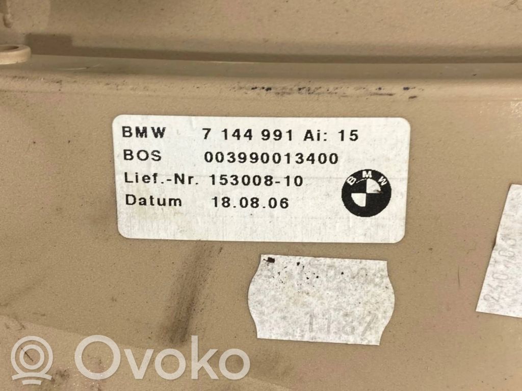 (D) statņa dekoratīvā apdare (augšdaļa)