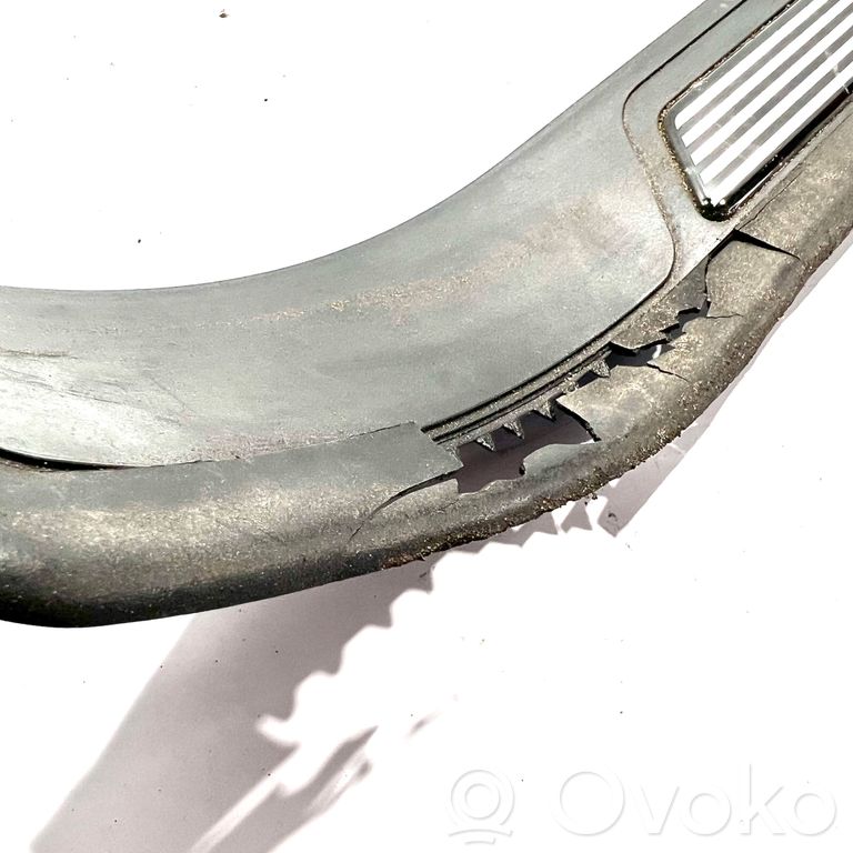 Priekšējā sliekšņa dekoratīvā apdare (iekšējā)