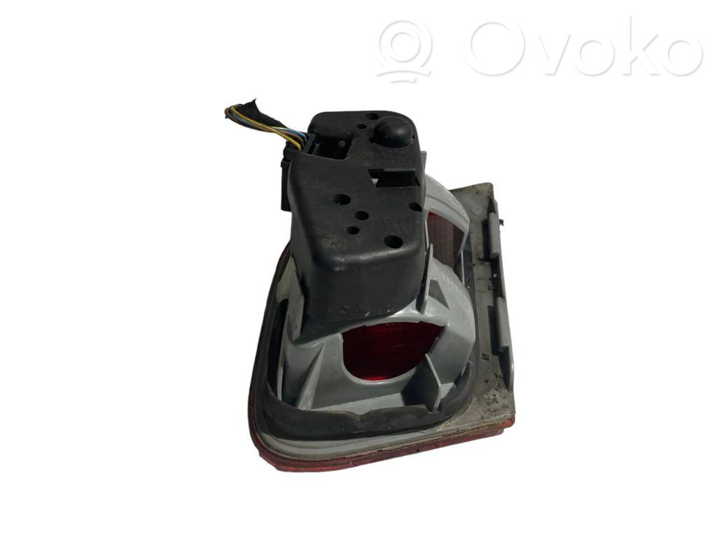 Aizmugurējais lukturis pārsegā