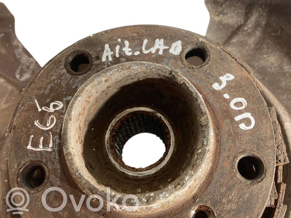 Aizmugurē riteņa rumbas vārpstas šarnīrs (stupica, capfa)