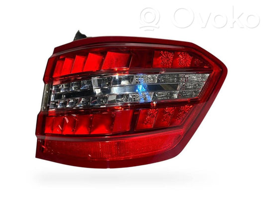 Aizmugurējais lukturis virsbūvē