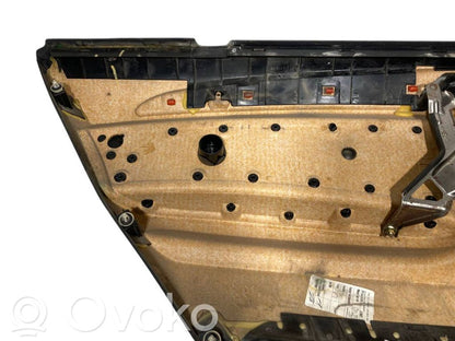 Apšuvums aizmugurējām durvīm