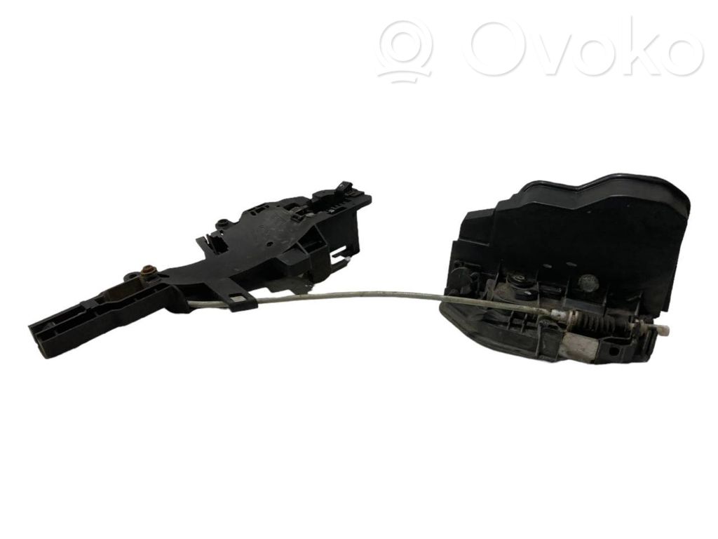 Priekšpusē slēdzene