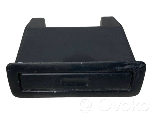 Glāžu turētājs (aizmugurē)