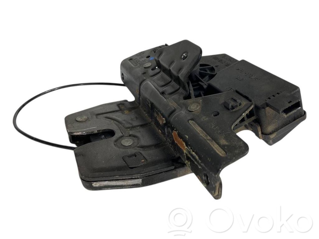 Aizmugurējā pārsega slēdzene