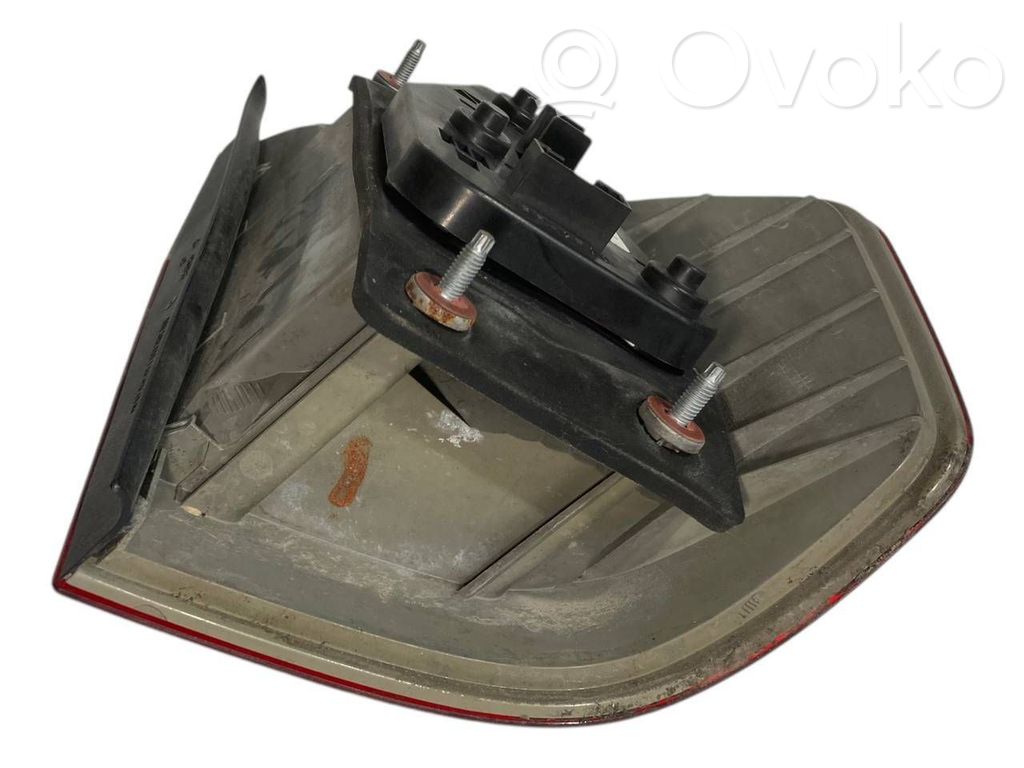 Aizmugurējais lukturis virsbūvē