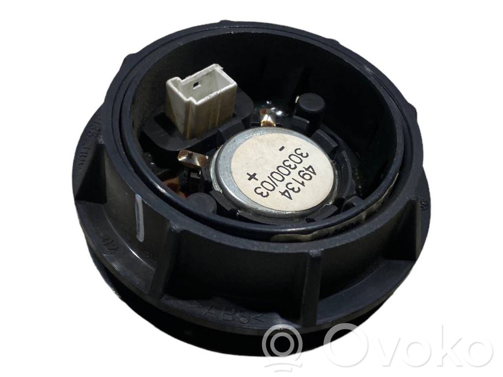 Augsto frekvenču skaļrunis (-i) priekšējās durvīs