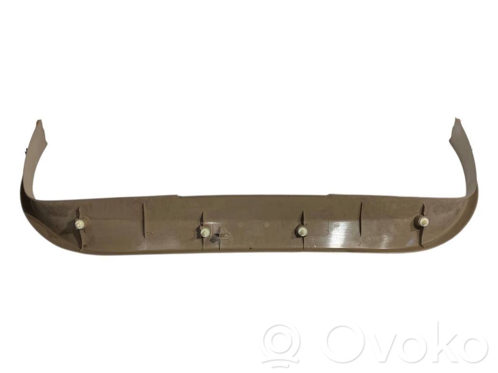 Augšējā dekoratīvā apdare (pie loga)