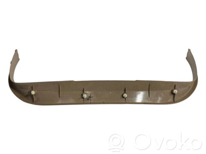 Augšējā dekoratīvā apdare (pie loga)