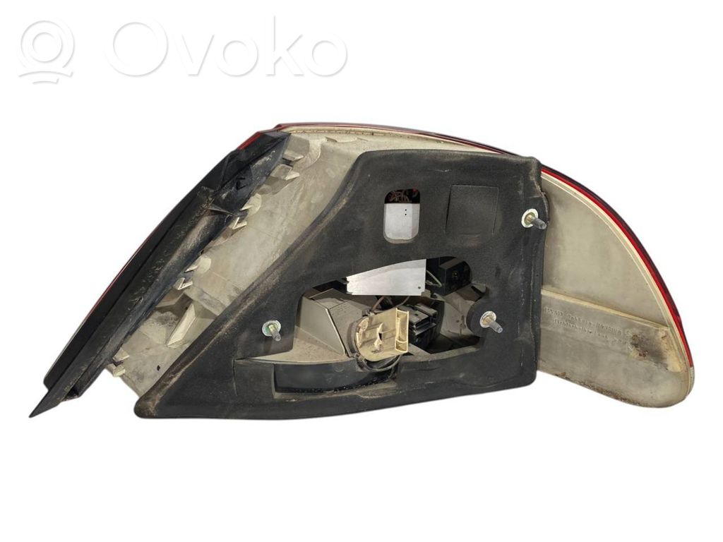 Aizmugurējais lukturis virsbūvē