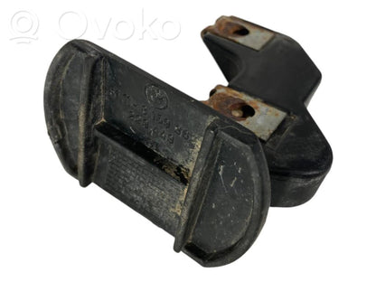 Priekšpusē bampera turētājs