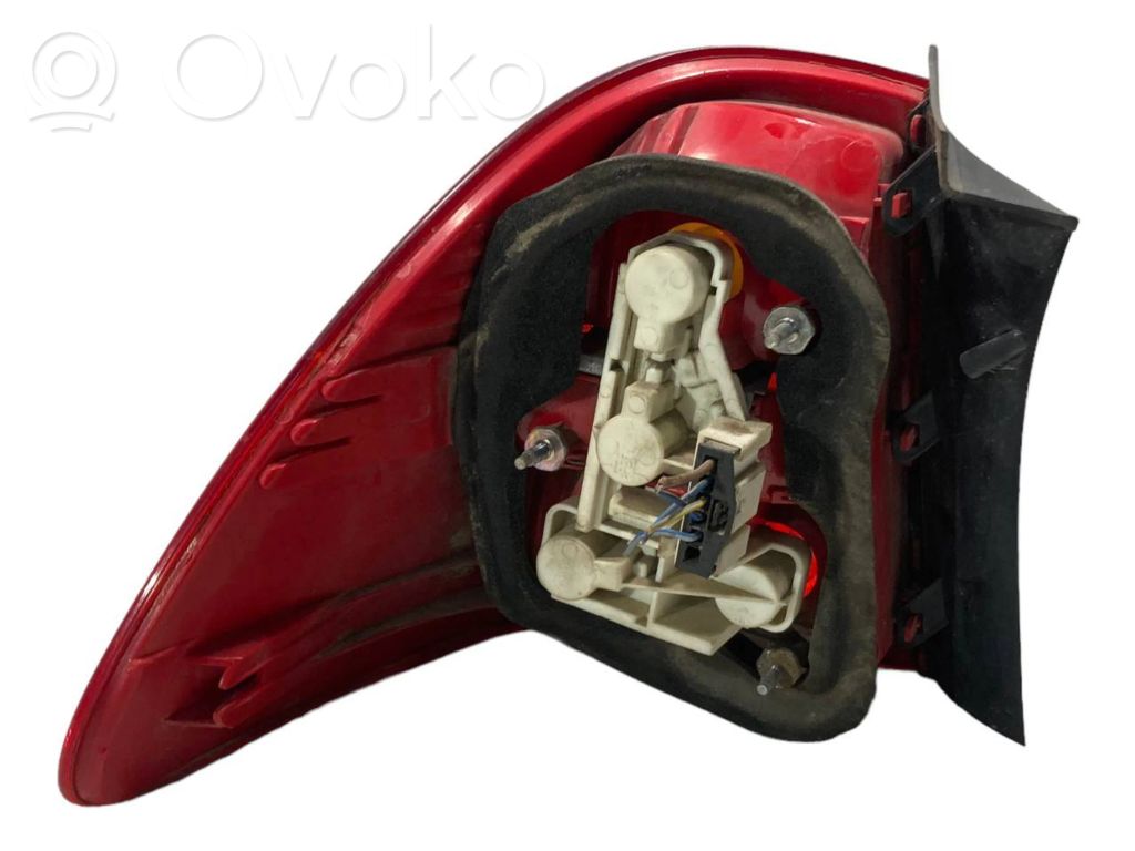 Aizmugurējais lukturis virsbūvē