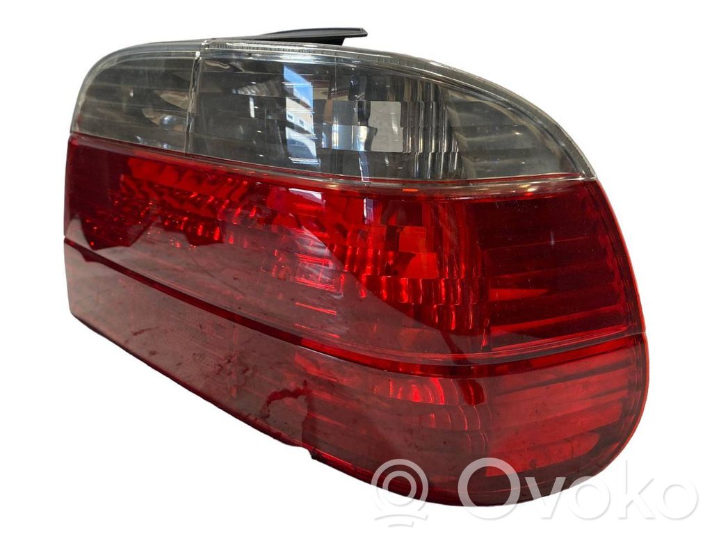 Aizmugurējais lukturis virsbūvē