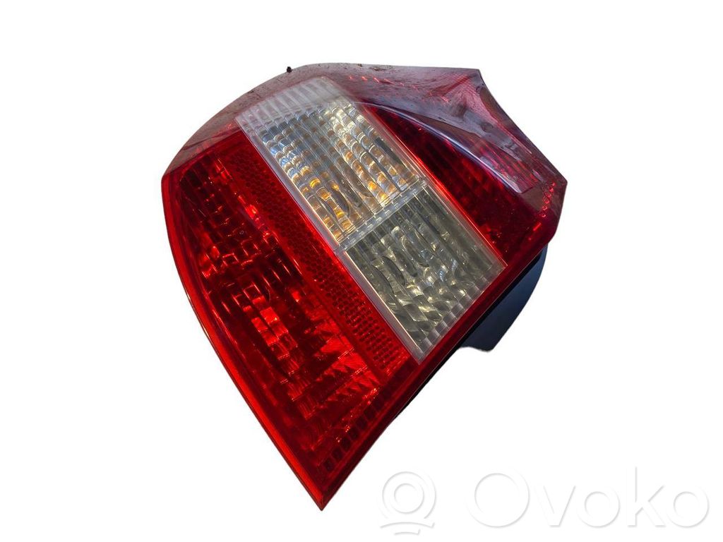 Aizmugurējais lukturis virsbūvē