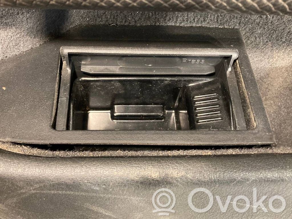 Apšuvums aizmugurējām durvīm