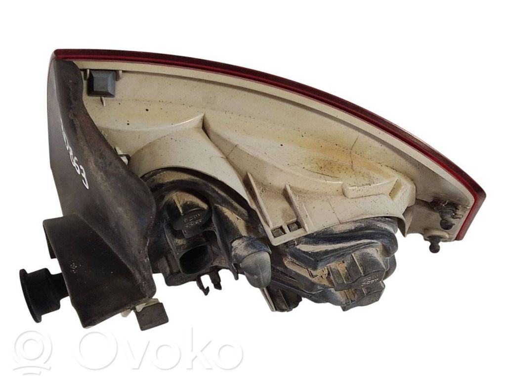 Aizmugurējais lukturis virsbūvē