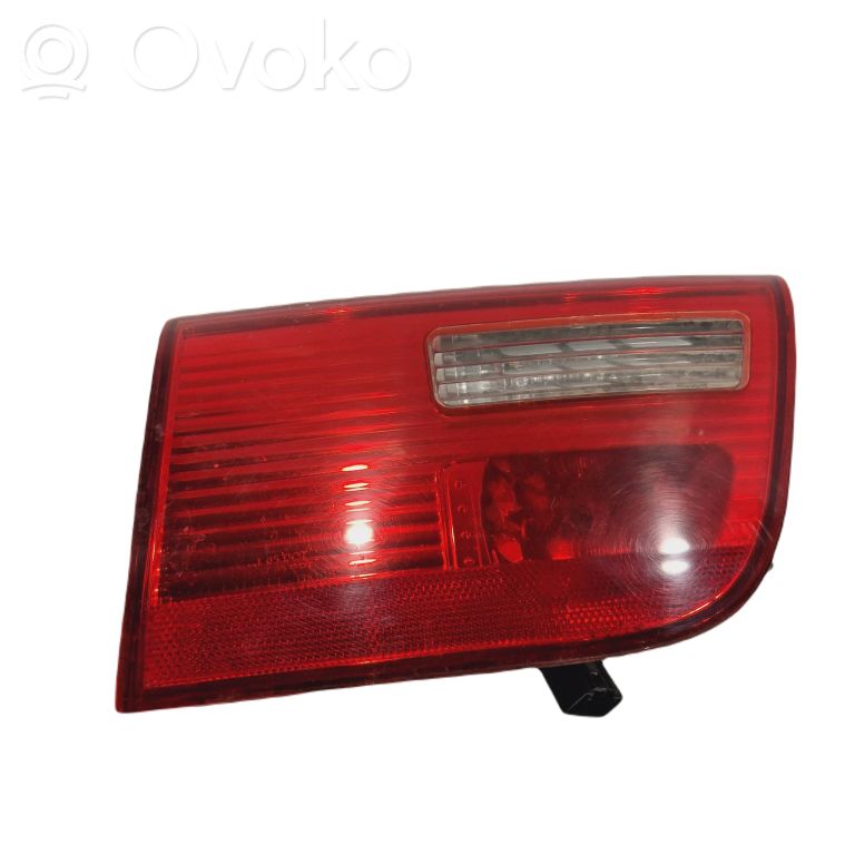 Aizmugurējais lukturis pārsegā