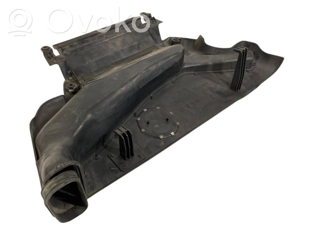 Dzinēja pārsegs (dekoratīva apdare)