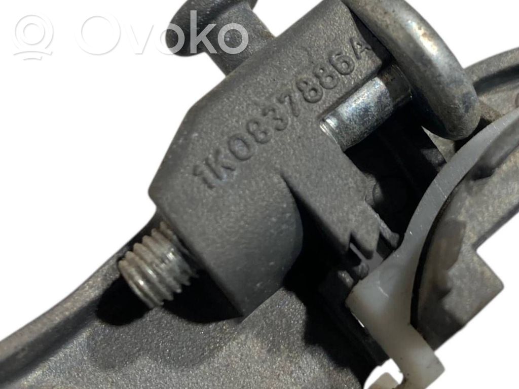 Priekšpusē turētājs / kronšteins ārējam atvēršanas rokturim