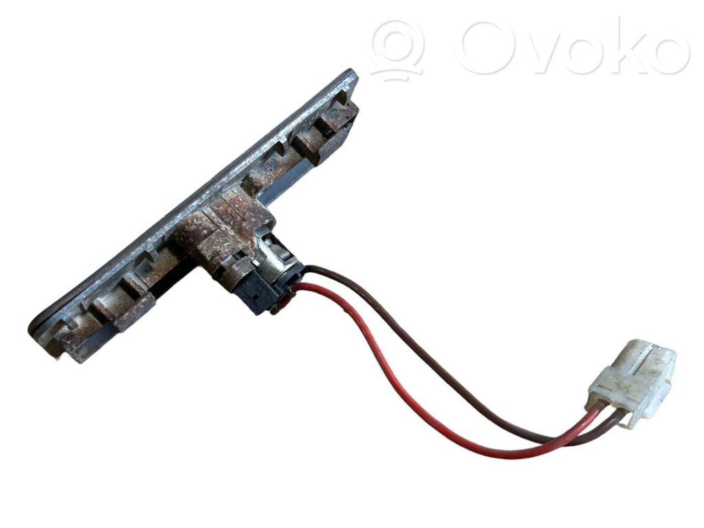 Cigarešu aizdedzināmais priekšā