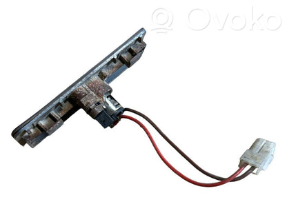 Cigarešu aizdedzināmais priekšā