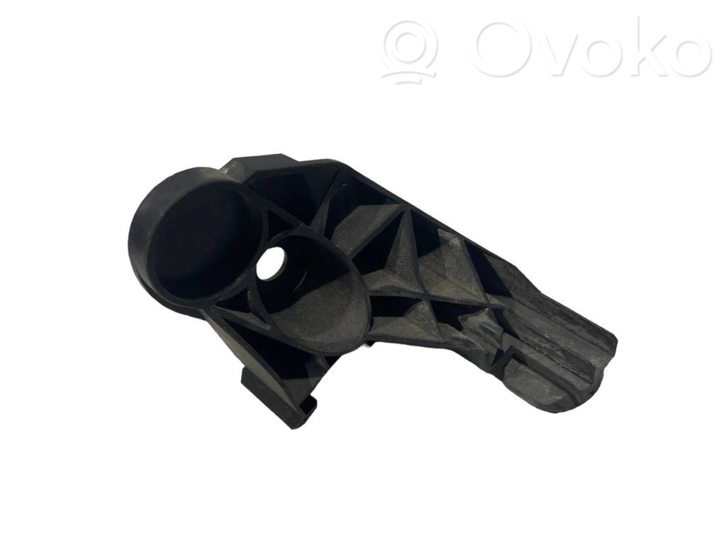 Priekšpusē bampera turētājs