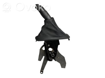 Rokas bremzes mehānisms (salonā)