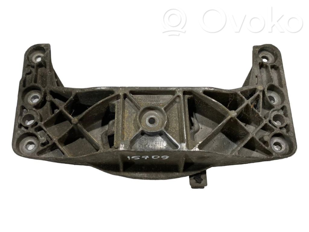 Transmission mounting bracket