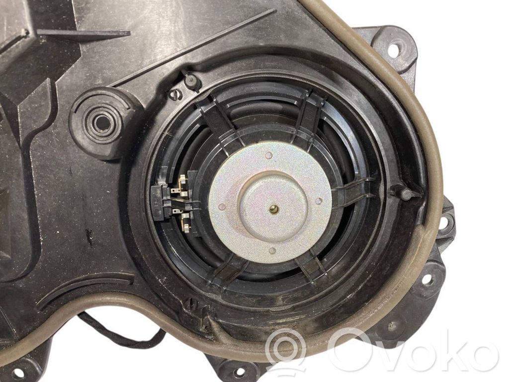 Skaļrunis (-i) pakaļējās durvīs