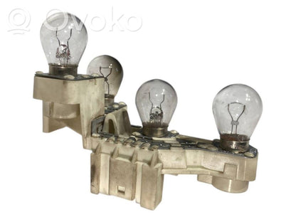 Aizmugures spuldzes vāka turētājs